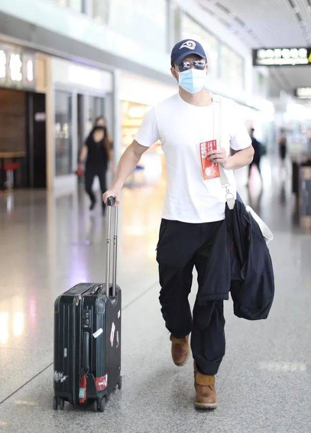 原创吴京打造硬汉风白t皮靴男人味十足这样穿百搭时髦