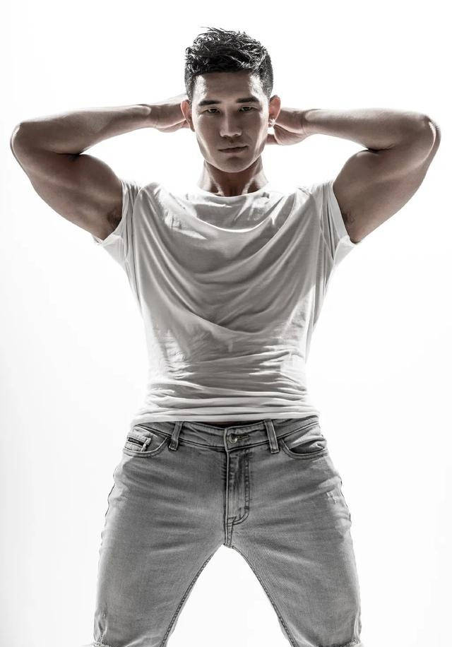 "小兵张嘎"有多壮?肌肉发达身材劲爆,连彭于晏和安志杰都要靠边