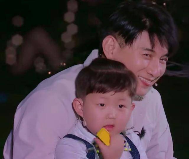 原创吴奇隆被误当粉丝节目中被6个保安按地镇压画面好笑又心疼