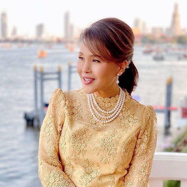 原创泰国诗琳通公主也有少女心背小象包包太可爱穿得像大妈挺肚腩