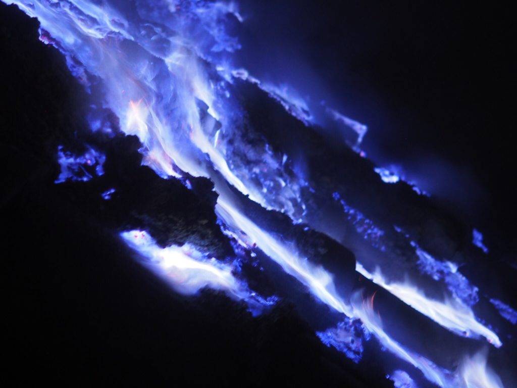 童话故事中才有的蓝色火山!