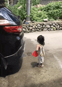 【小孩搞笑图片】宝宝洗车