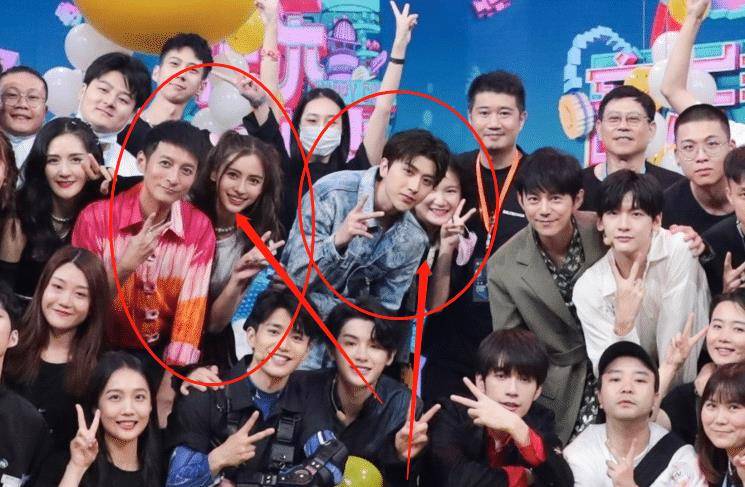 原创快本大合照蔡徐坤稳居c位我却只留意到他身旁的baby