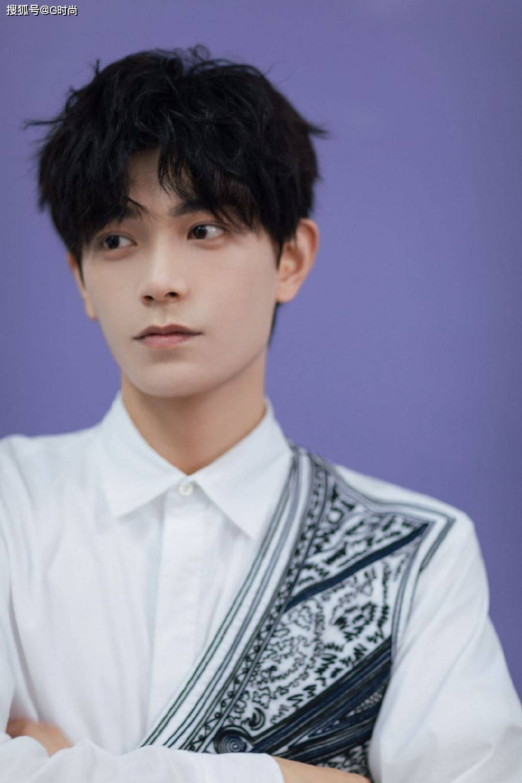 丁禹兮身穿法式印花白衬衣加上一头卷毛可爱