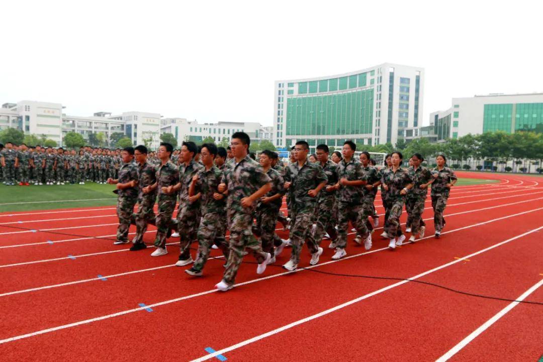 亭湖高级中学举行高一新生军训闭营仪式暨总结表彰大会