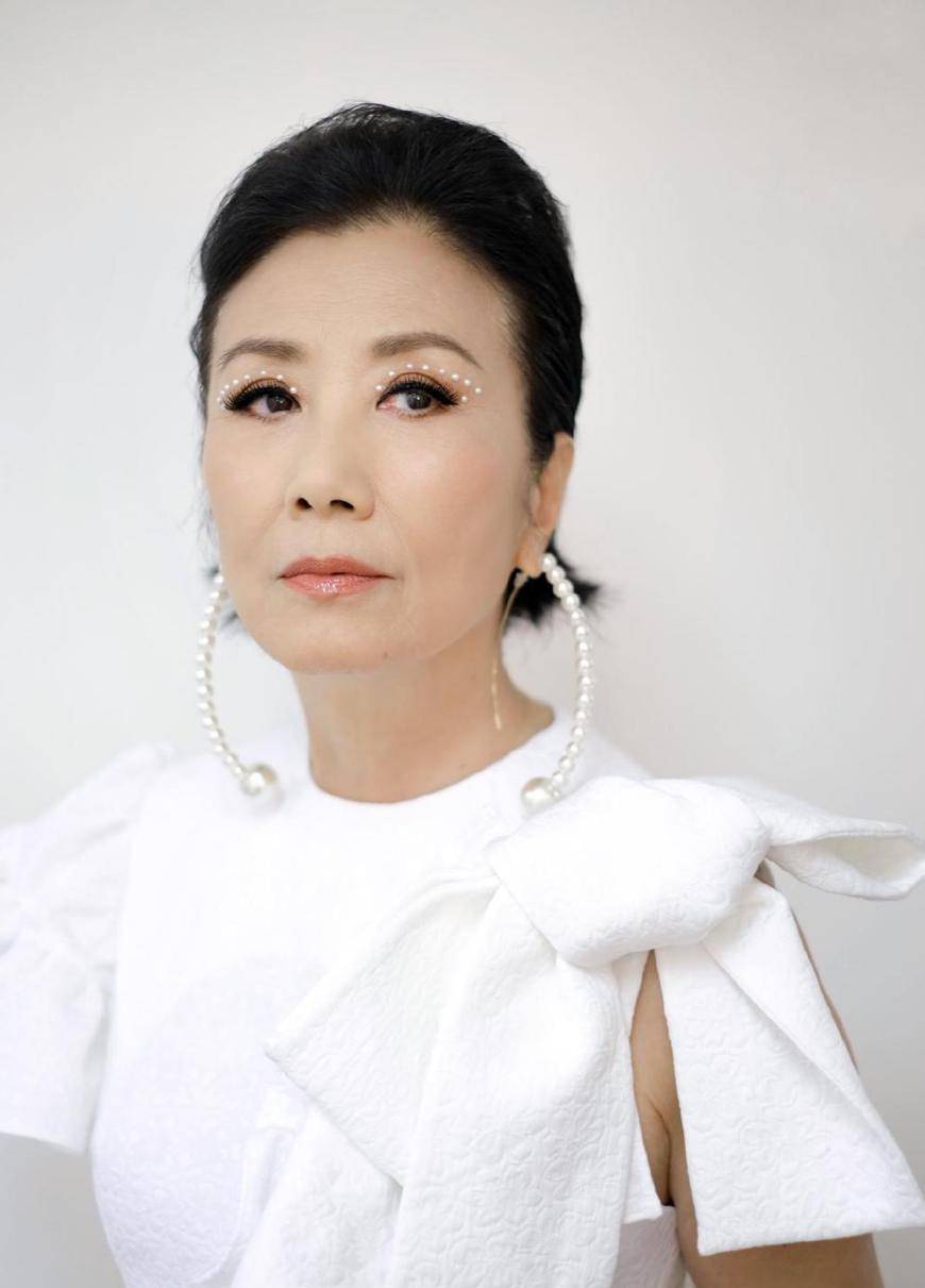 73岁汪明荃过生日秀恩爱,网友却从照片看出她落魄的生活