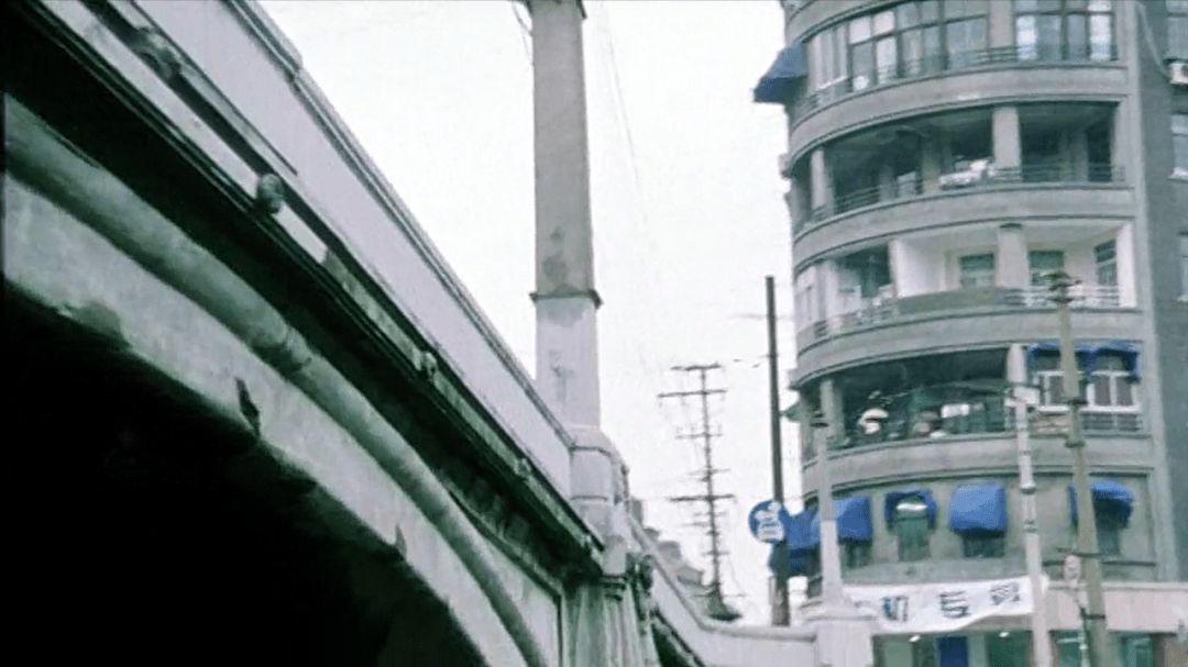 娄烨在《苏州河》开篇的前四分钟里,留下了它20年前的样子