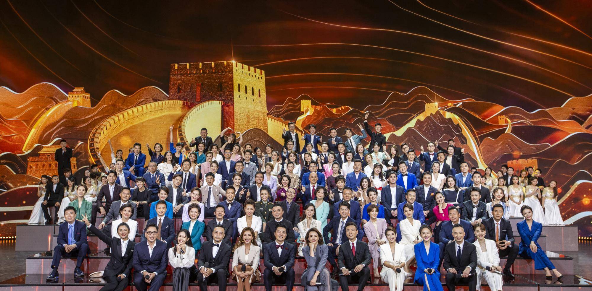 央视107位主持人合照董卿坐c位朱迅只能靠边梁田位置也不错