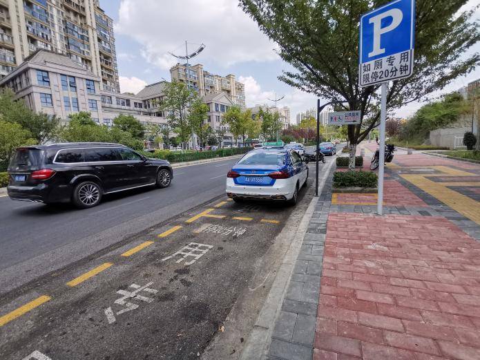 贵阳首批"如厕临时车位""出租车就餐专用车位"获赞_车辆