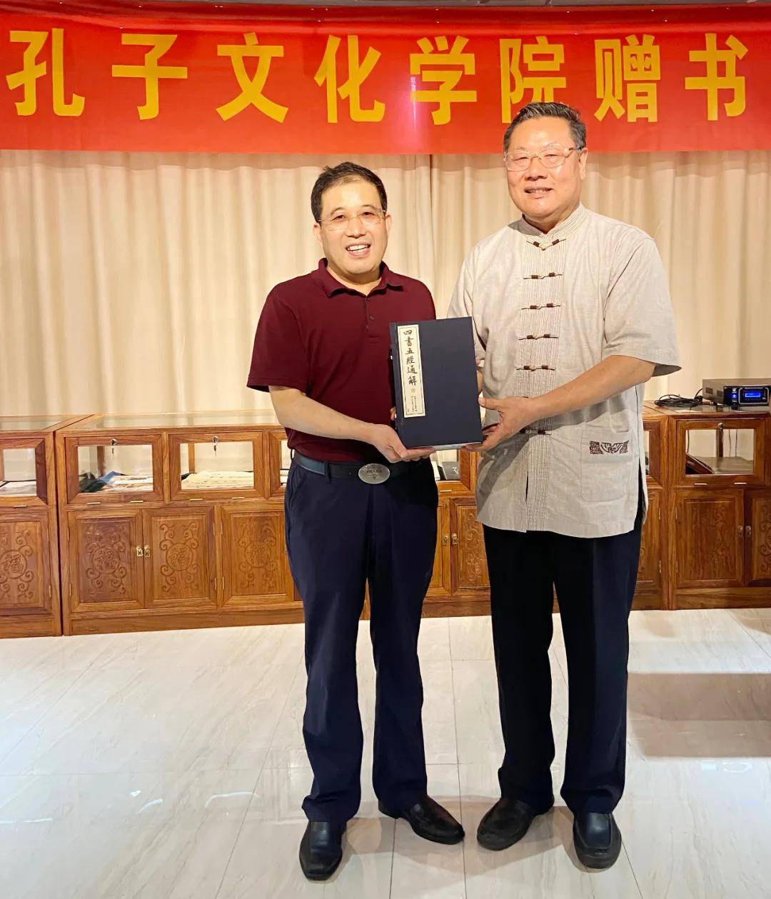 曲阜孔子文学院赠书仪式在济宁华力集团华梦艺术馆隆重举行