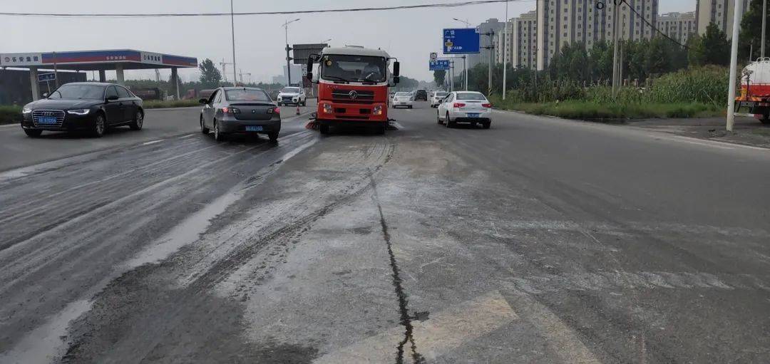 廣饒一大型貨車路口拐彎過快,導致._磚塊