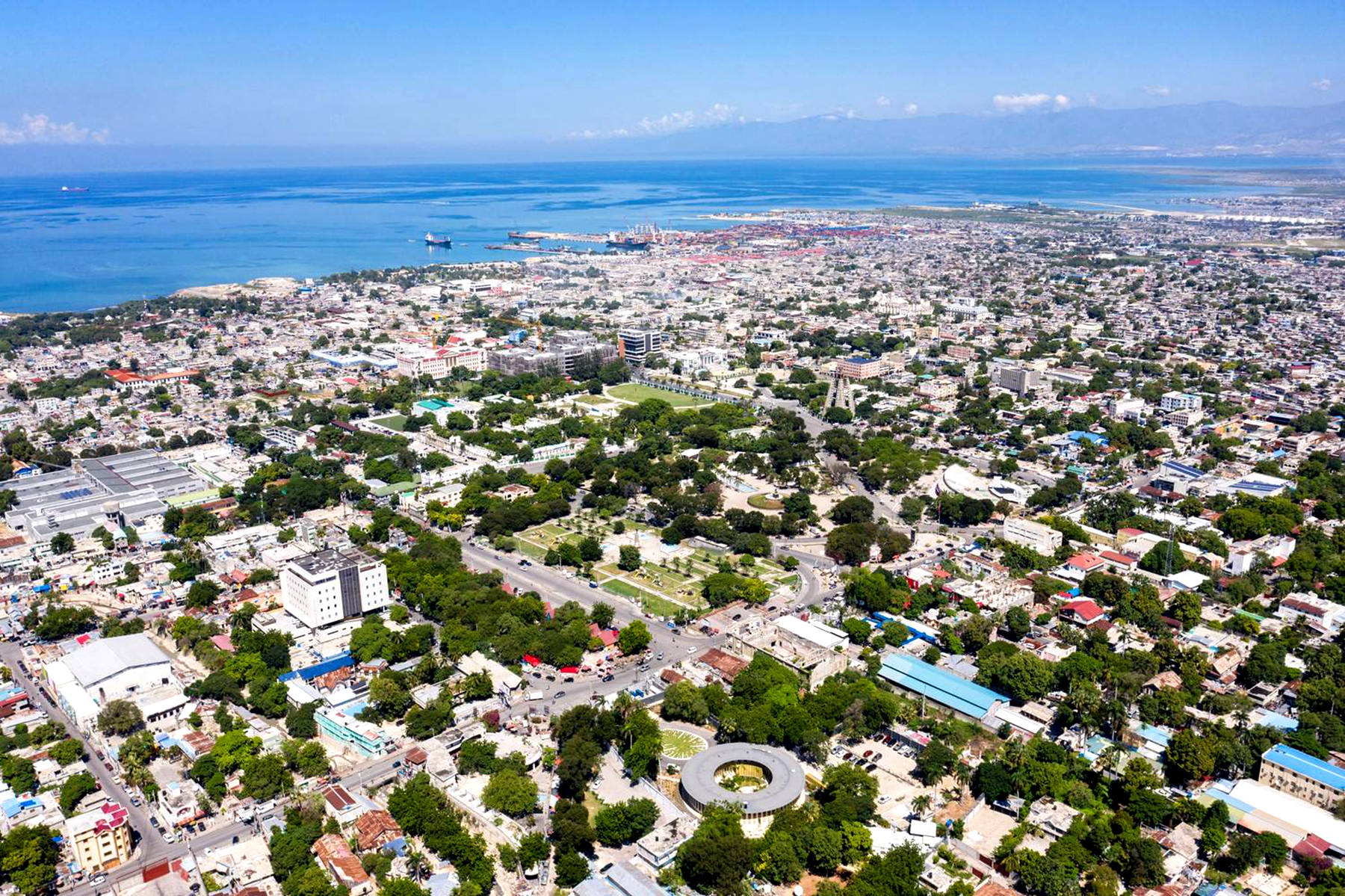 但是好不容易暴动成立起来的海地共和国,并没有好好发展,而是进行了