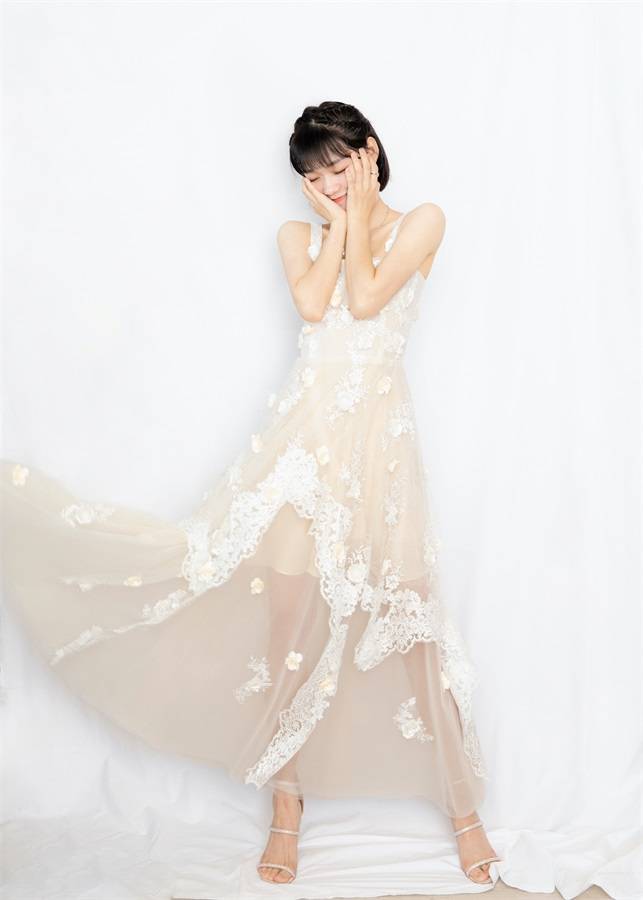 段奥娟仙女裙展现双面魅力