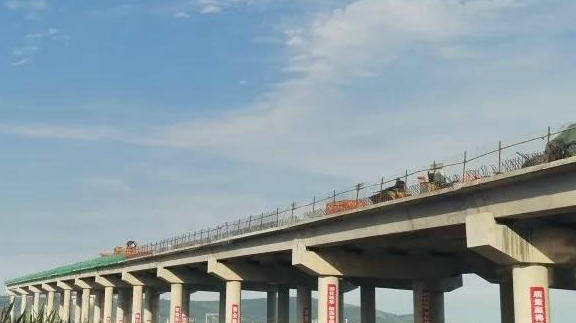 平顶山大西环孟宝铁路分离式立交桥25米箱梁架设进行中