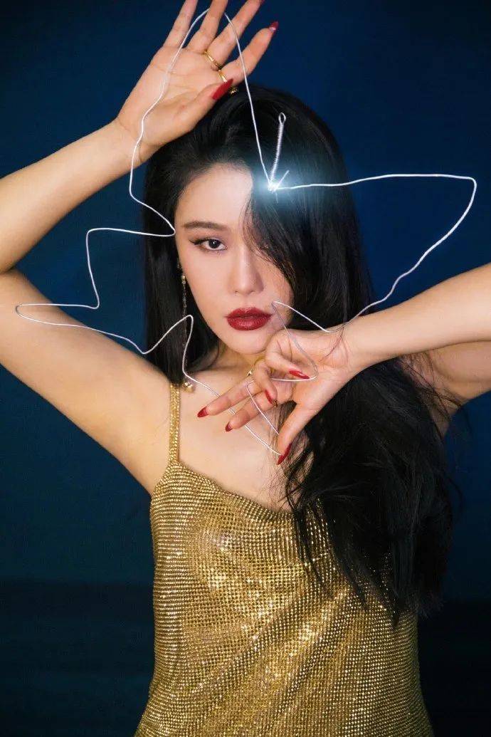 袁娅维这样的微胖女人谁不爱穿金色吊带短裙丰腴多姿迷人极了