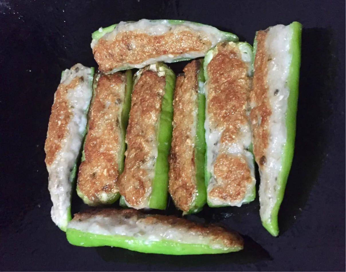 鱼肉酿青椒,煎出好味蕾,外酥内嫩,椒脆肉滑,刺激又下饭