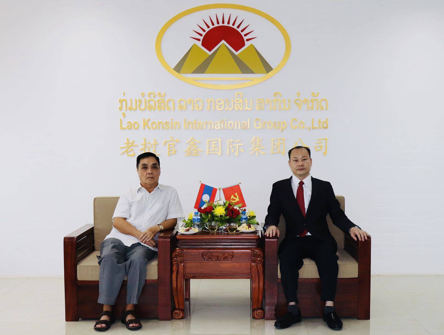 老挝国家原总理通辛·汤玛翁阁下访问老挝官鑫国际集团总部