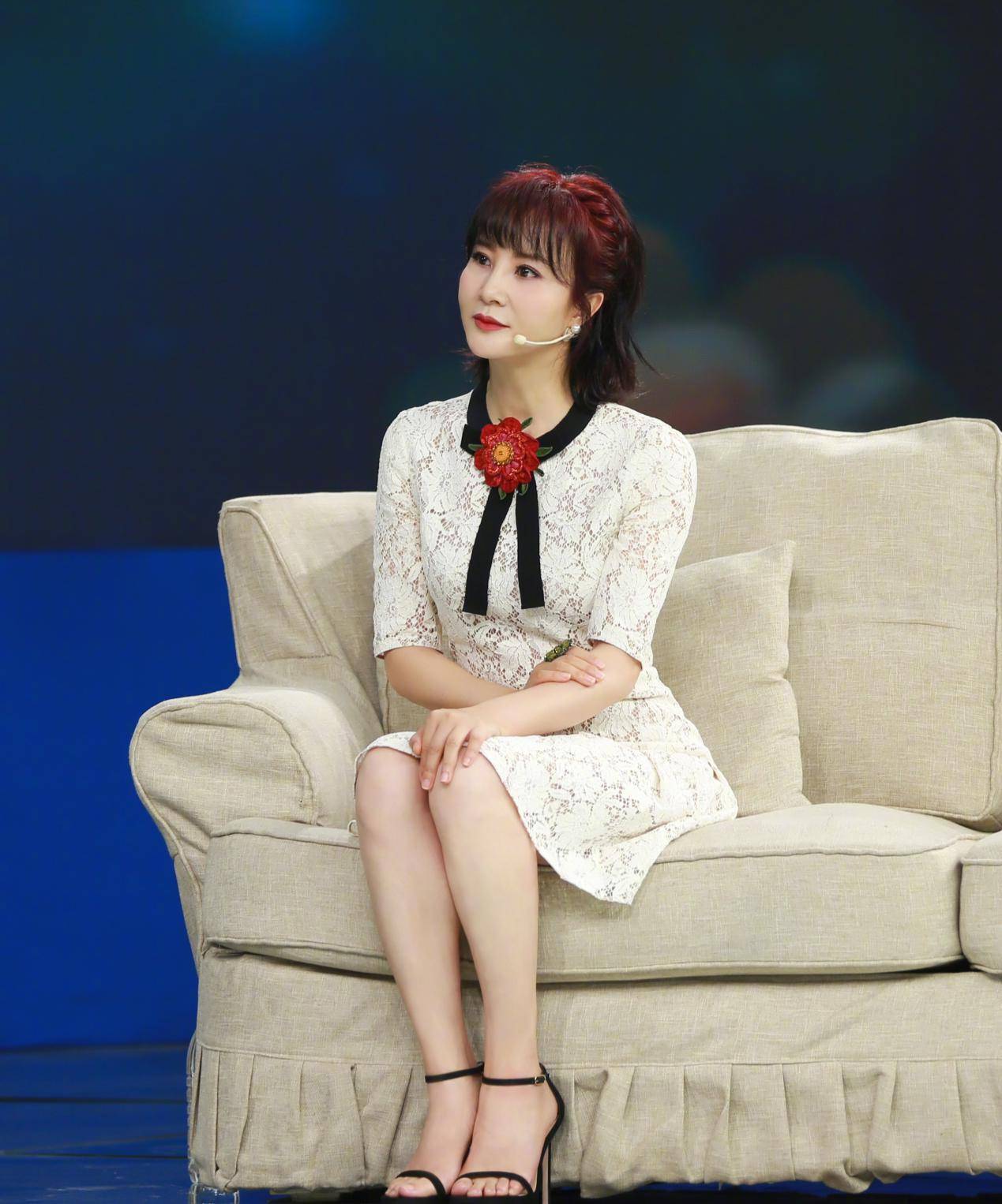 原创51岁大陶红"冻龄"成功,一身风衣裙大气稳重,配空气刘海超减龄