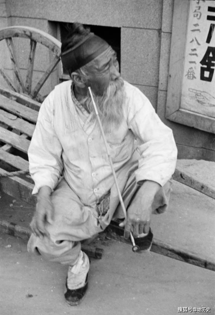 老照片:1938年日本殖民下的朝鲜,僧人伐树,老人抽烟袋锅_手机搜狐网