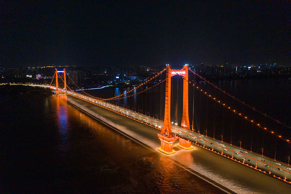武汉鹦鹉洲长江大桥变网红桥横跨江面成亮丽风景