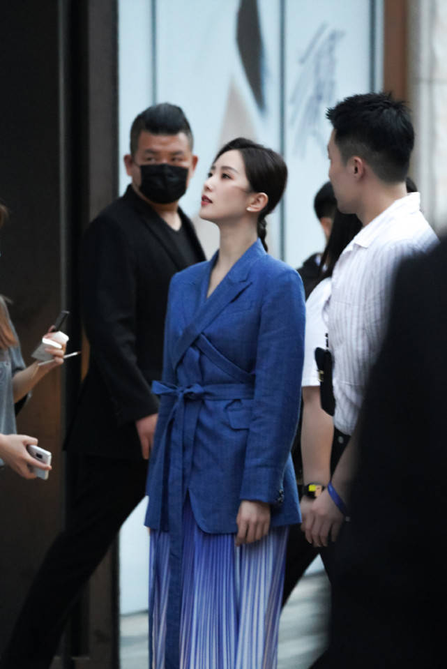 原创刘诗诗蓝西装百褶裙亮相活动干练优雅气质绝了生图依然很耐打