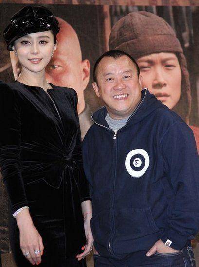 曾志伟丧妻后首现身,头发花白面容憔悴,有气无力的样子显疲惫_发妻