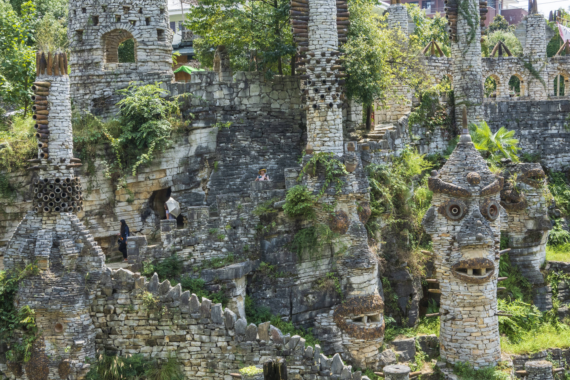 贵州老人借债300万花23年心血打造石头城堡爆红价值上亿