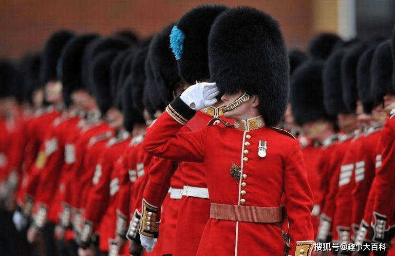 原创阅兵式上英国士兵为啥要戴熊皮帽这到底意味着什么
