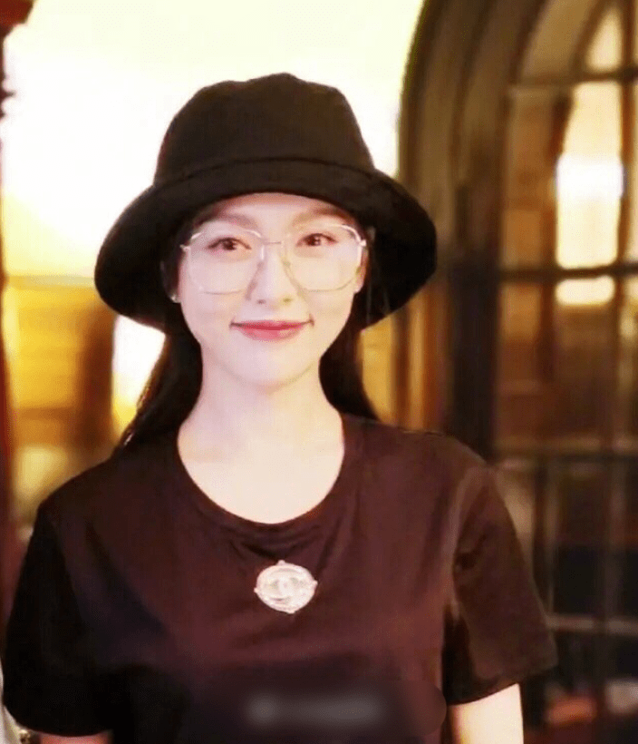 喜多嫂:唐嫣产后近况再被曝光,与曹可凡儿子合照,戴眼镜圆脸实在太