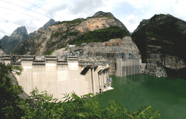 世界上那些著名大坝的实际规模,顶尖的都在中国_水坝