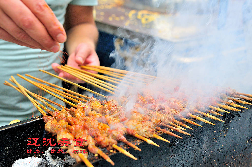红柳大串烤肉王在沈阳烤串七年喜欢喝酒撸串