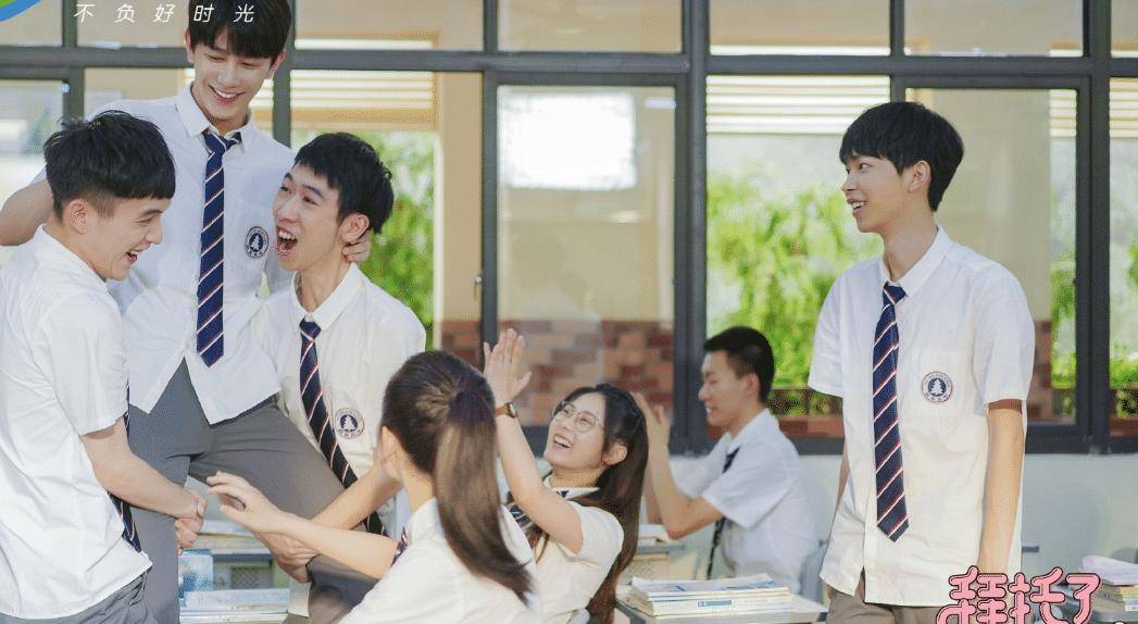 拜托了班长杀青晒剧照满满轻松校园风主演颜值太好嗑了