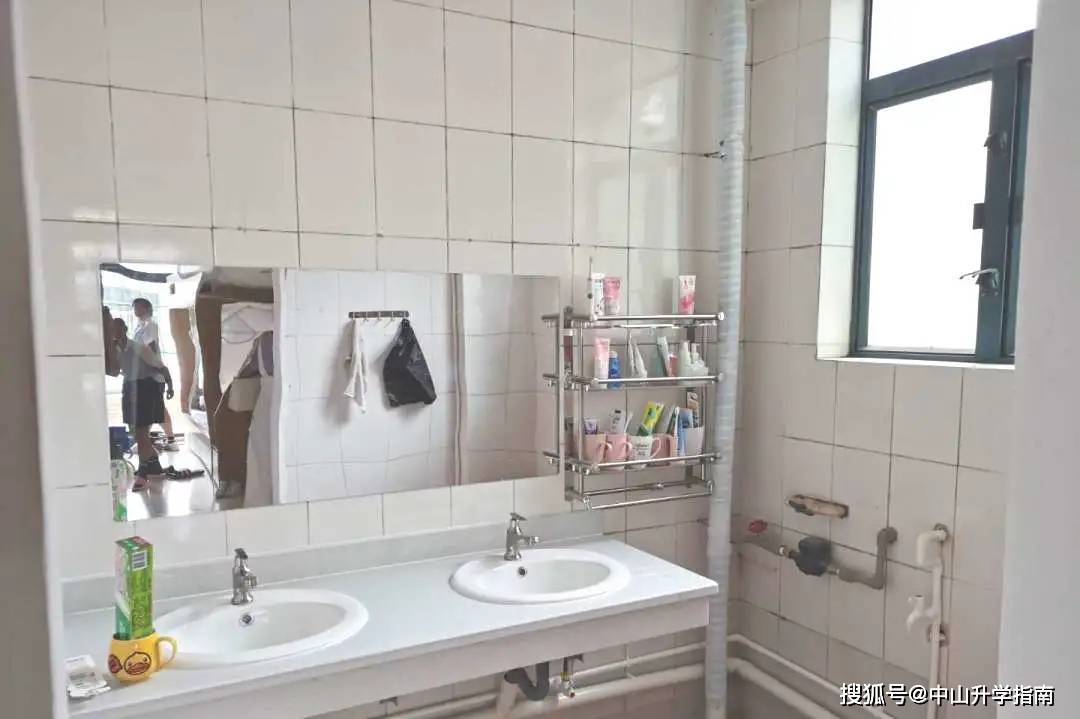 而陈老师这边也收到了热心家长的分享: 迪茵宿舍版型比较多,2-14人间