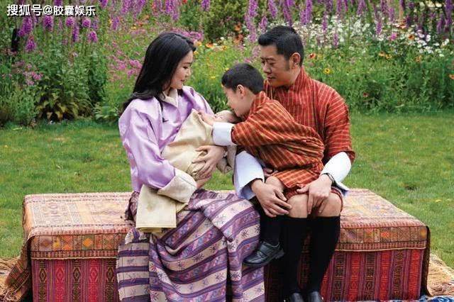 40岁不丹国王与情人同框相互依偎一脸得意无视冰冷的王后