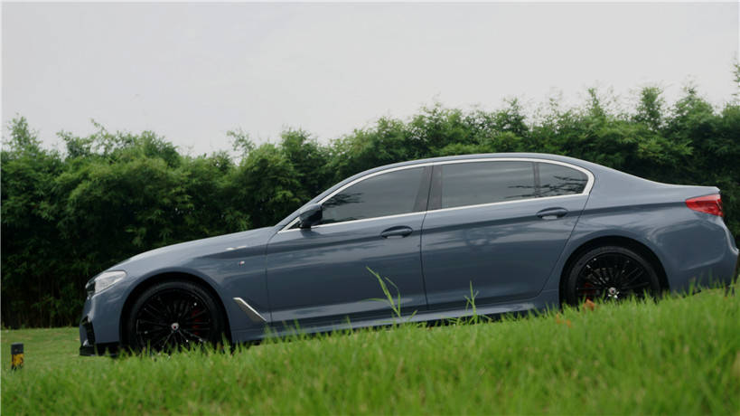 长沙汽车改色贴膜宝马5系改色水泥灰汇格车研