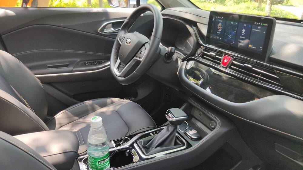 作为一款入门级的精致小型suv,江淮嘉悦x4的内饰设计简约实用,绝不