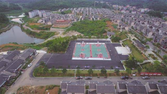 近日,花垣县民乐镇易地扶贫安置区文化广场上,当地群众在打篮球.