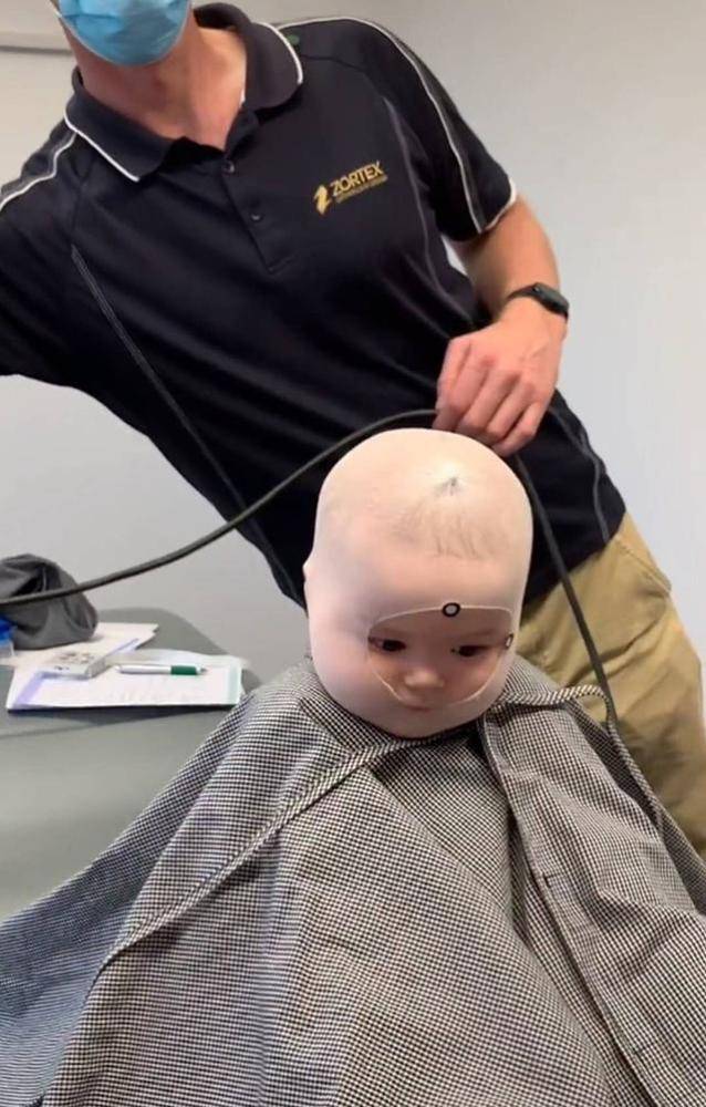 宝宝睡扁头,妈妈"定制"头盔矫正,宝宝酷炫造型萌翻