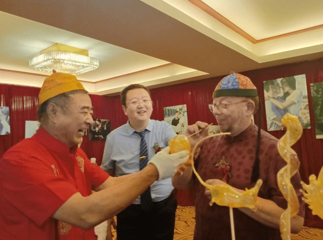 对孩子们来说,吹糖人怕是最神奇的艺术家了!_周明鸣