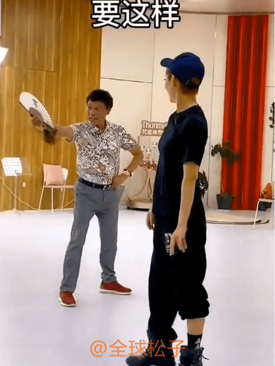 原创宁静父亲年近80岁穿衣花哨翩翩起舞舞姿有点媚