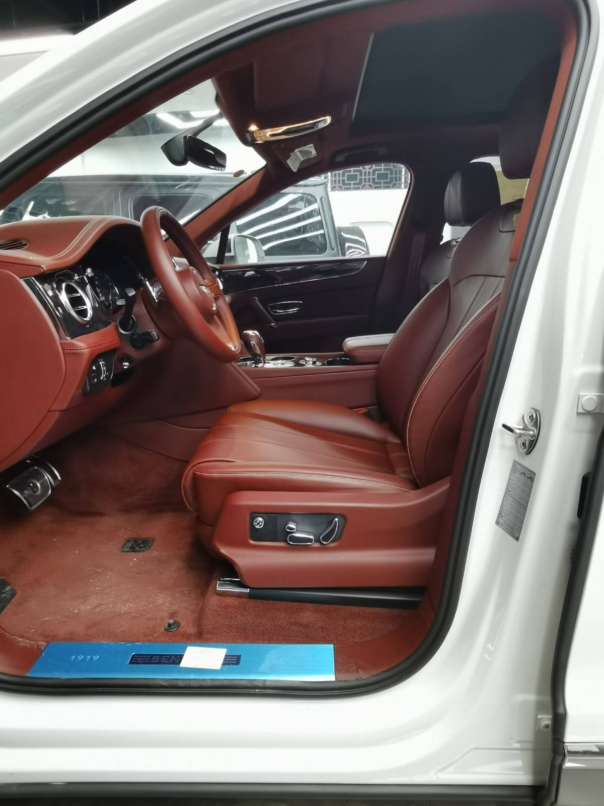 宾利添越内饰依然保持了奢华复古的主旋律,用料不计成本,采用非常珍贵