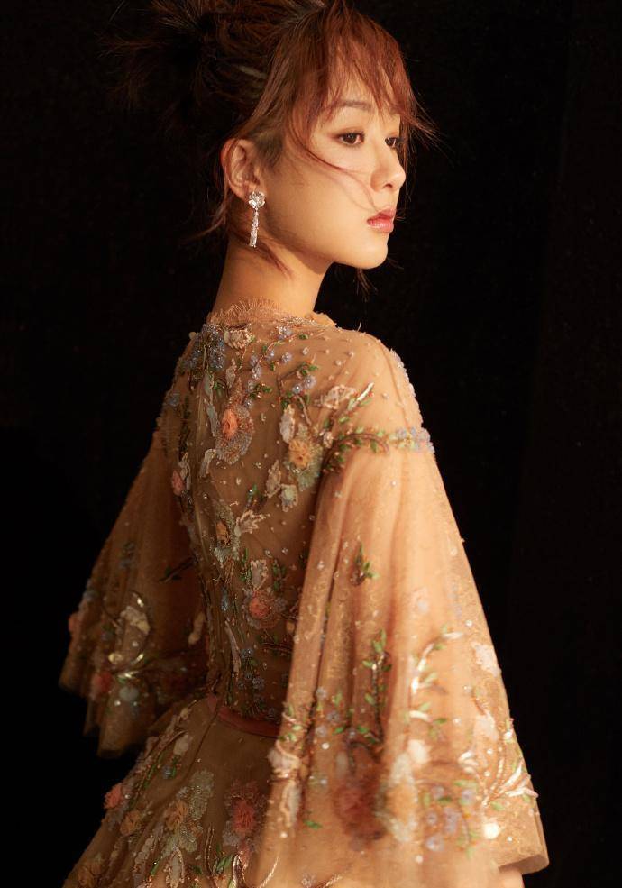 娱乐圈小花中,杨紫颜值并不突出,为什么那么火呢