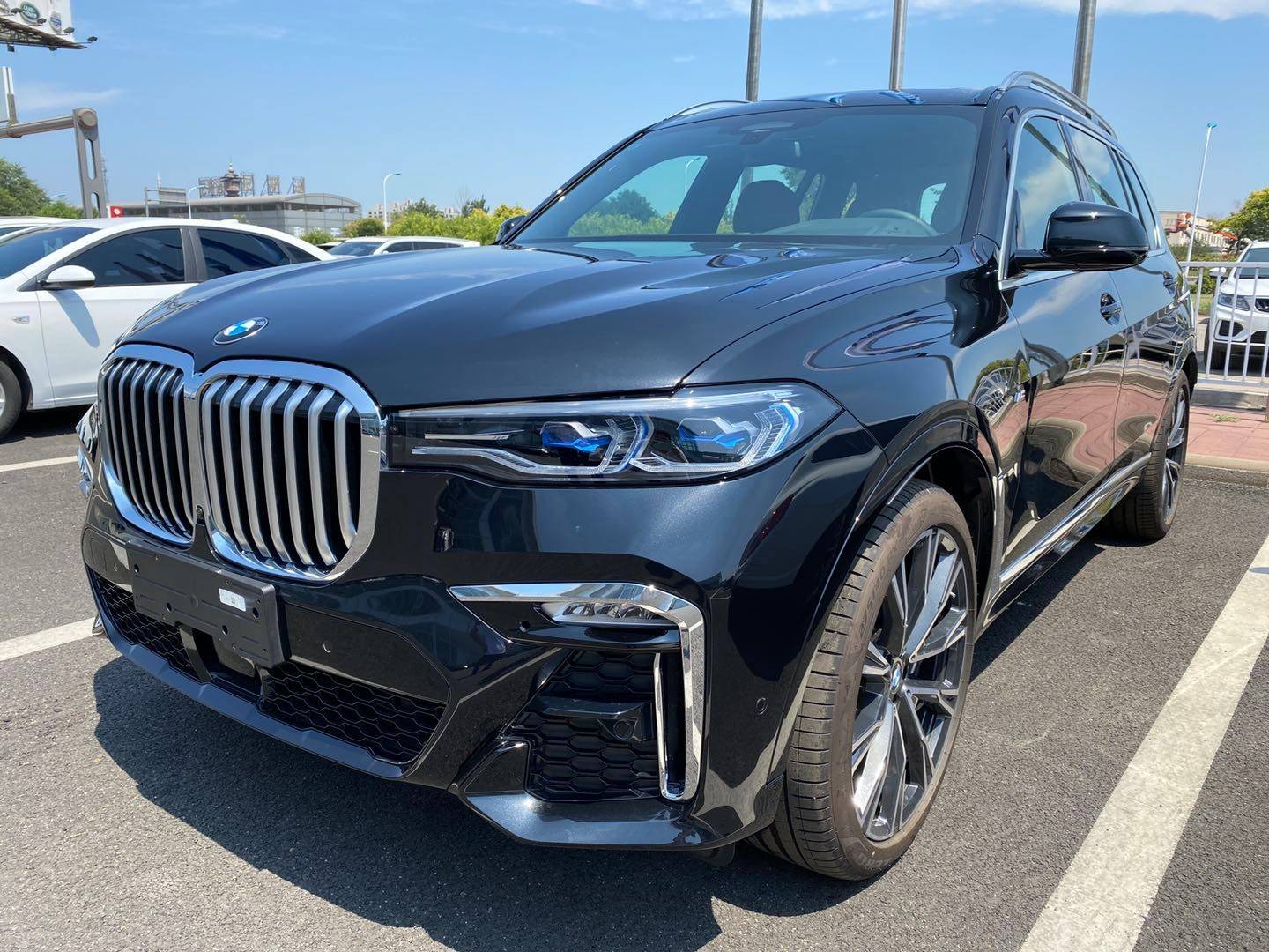 20新款宝马x7延续经典元素 全系现车强劲动力