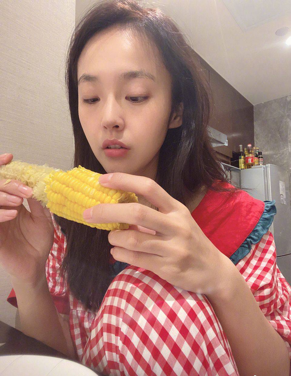 "照片中的张佳宁身穿花格格上衣,发际线超高,并摆出各种搞怪的表情