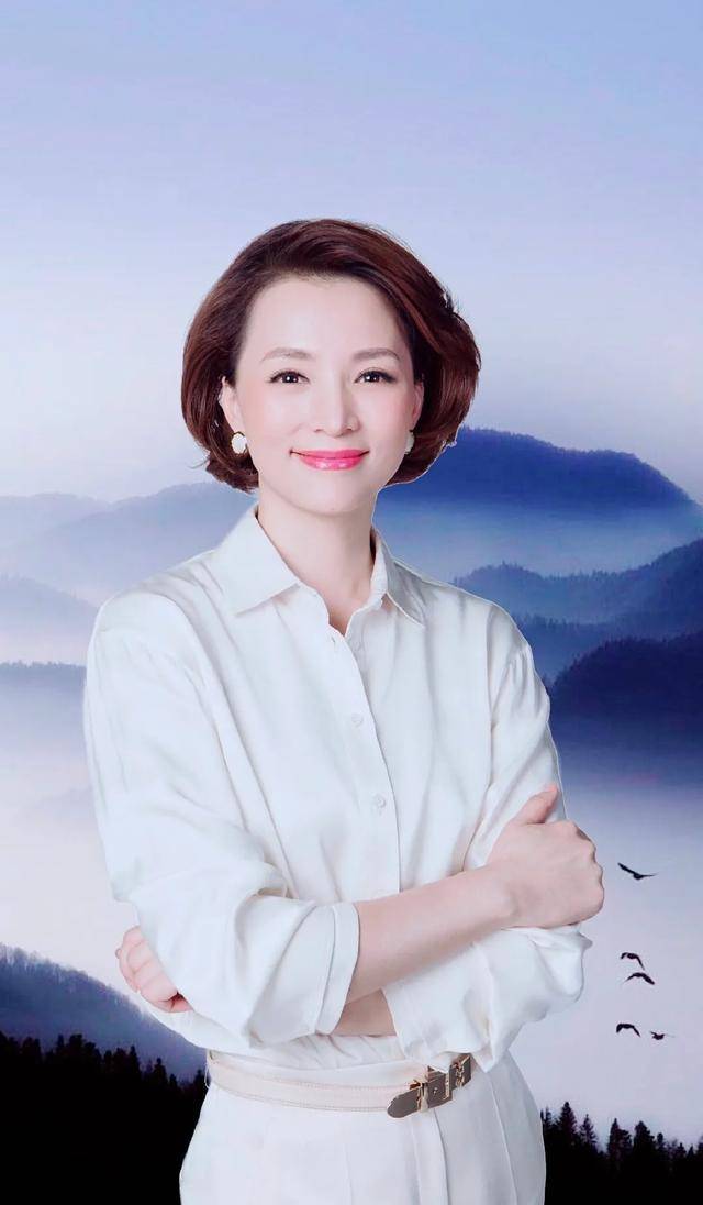 47岁董卿久违现身,针织上衣配清淡妆容优雅大气,不愧央视一姐