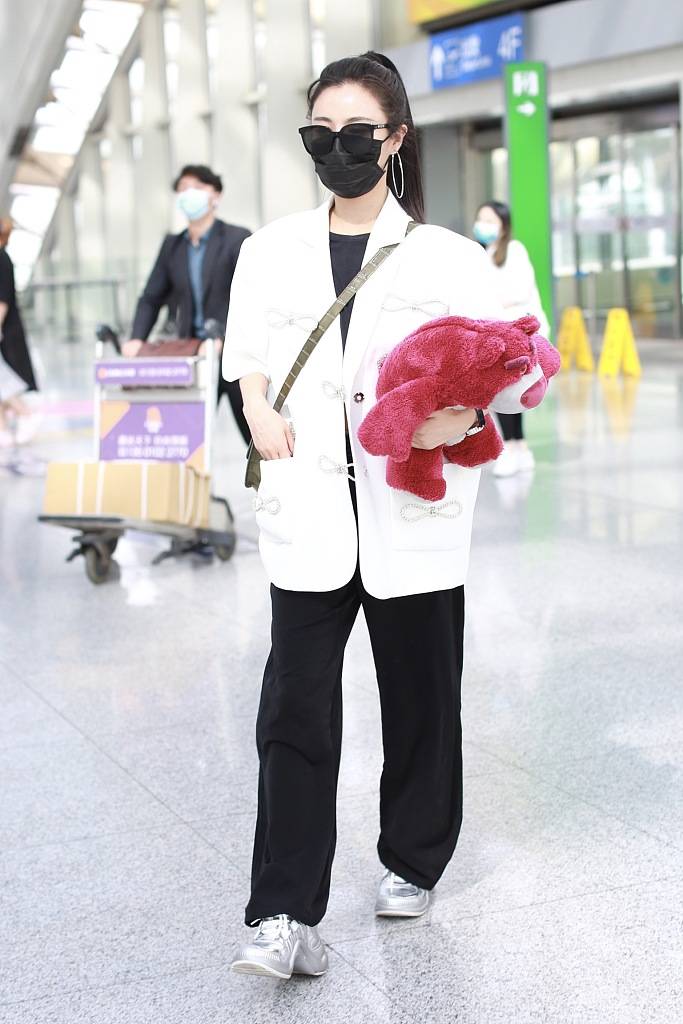 薇娅现身北京机场,一身蝴蝶结白色西装,干练时髦