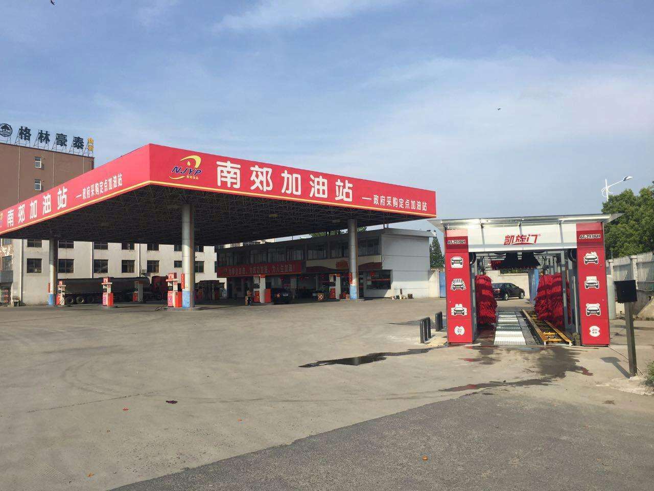 加油站也是一样,有心人老司机会发现,几十年前加油站只有两杆油枪