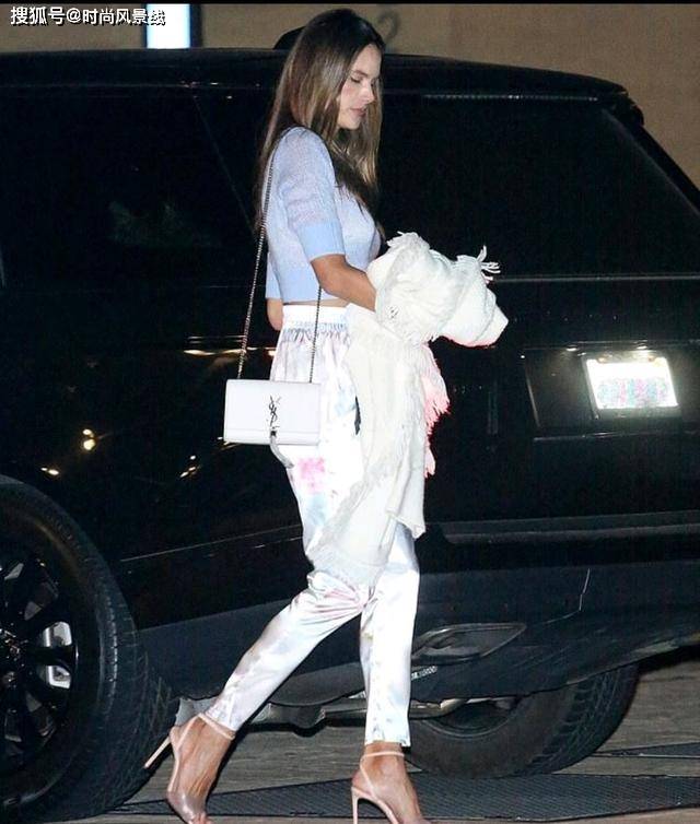 原创亚历山德拉安布罗休无时无刻不在展现她的魅力