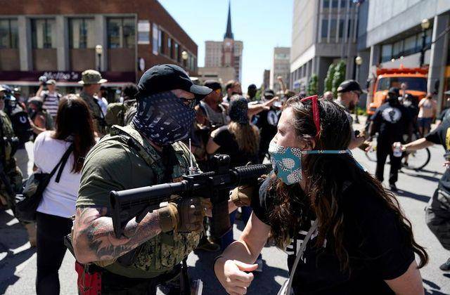 特朗普数百支持者持枪游行,与拜登粉丝脸贴脸大喊大叫_手机搜狐网