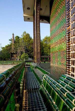 的啤酒瓶主要分为绿色和棕色两种颜色,百万瓶寺,结合现代的建筑风格